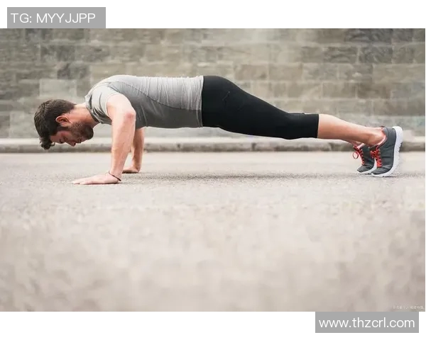 足球明星们的俯卧撑训练瞬间展现力量与技巧的完美结合 足球明星们的俯卧撑训练瞬间展现力量与技巧的完美结合